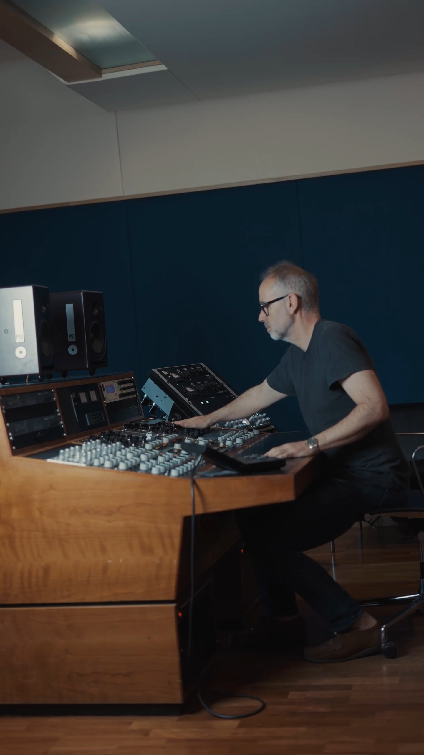 Want to know more about mastering? Meet Stuart Hawkes!
Working on recent hit releases including, Ben Howard’s ‘Is It?’, Maisie Peters’ “The Good Witch”, Keaton Henson’s ‘House Party’ and Hak Baker’s ‘Worlds End FM’, Stuart explains the mastering process and what it’s for.
With so many amazing albums already under his belt, sit tight, because more are bound to join very soon...
: @melycrisp