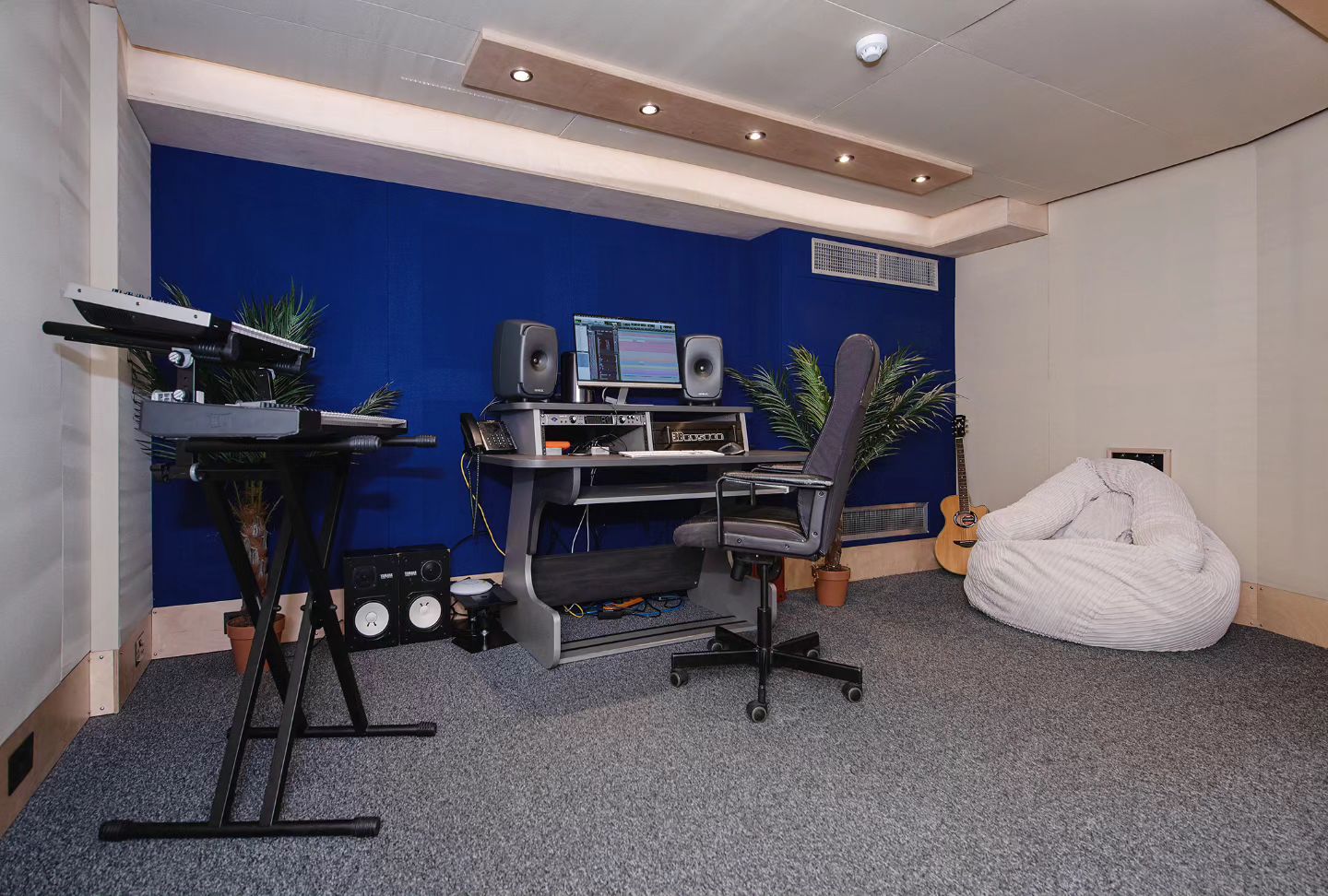 We've got exciting news!

Suite 2 at Metropolis Studios is the perfect writing getaway and now available for dry hire.

️Assistance will be provided with setting up and a runner will be on hand from 10 am to 6 pm.
️The room is equipped with a Zaor Studio Desk.
️Parking is available upon request - limited availability.

To make enquiries about this room, see more photos, or to learn more, message us here, or contact us at: studios@https://www.thisismetropolis.com