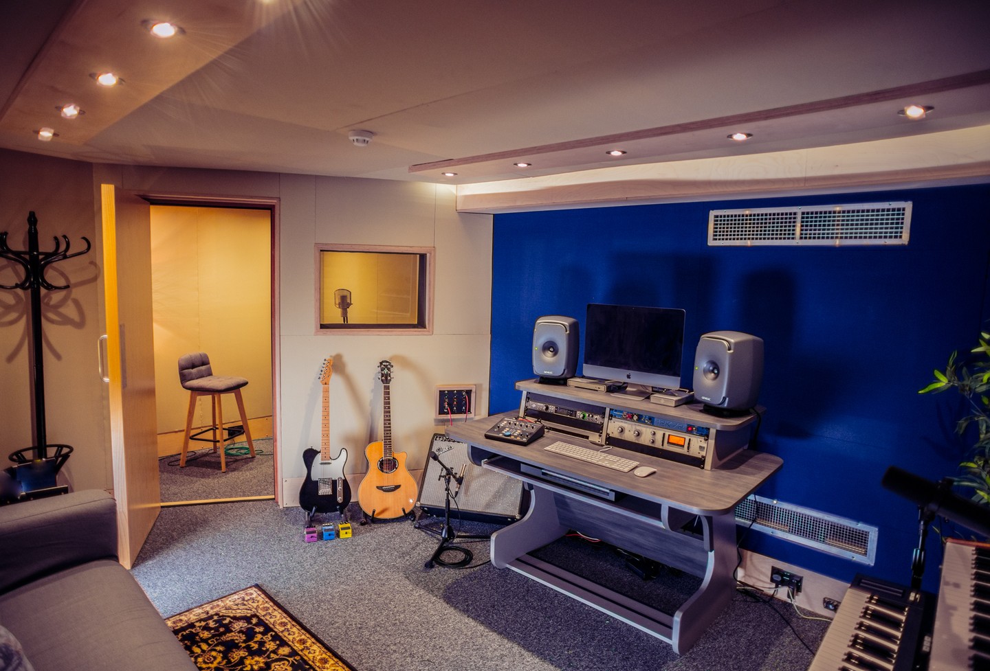 ✍️ Want the perfect songwriting getaway?

Suite 2 at Metropolis Studios is the place for you, now available for dry hire. 

️ Assistance will be provided with setting up and a runner will be on hand from 10 am to 6 pm.
️ The room is equipped with a Zaor Studio Desk.
️ Parking is available upon request - limited availability.

To make enquiries about this room or to learn more, message us here or contact: studios@https://www.thisismetropolis.com

📸: @toxrowlang